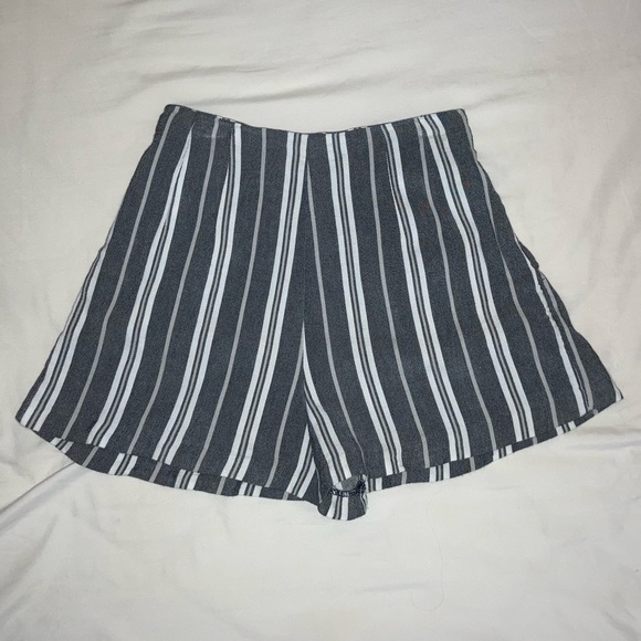 ZARA Trafaluc High Waisted Pleated Shorts - Picture 5 of 10